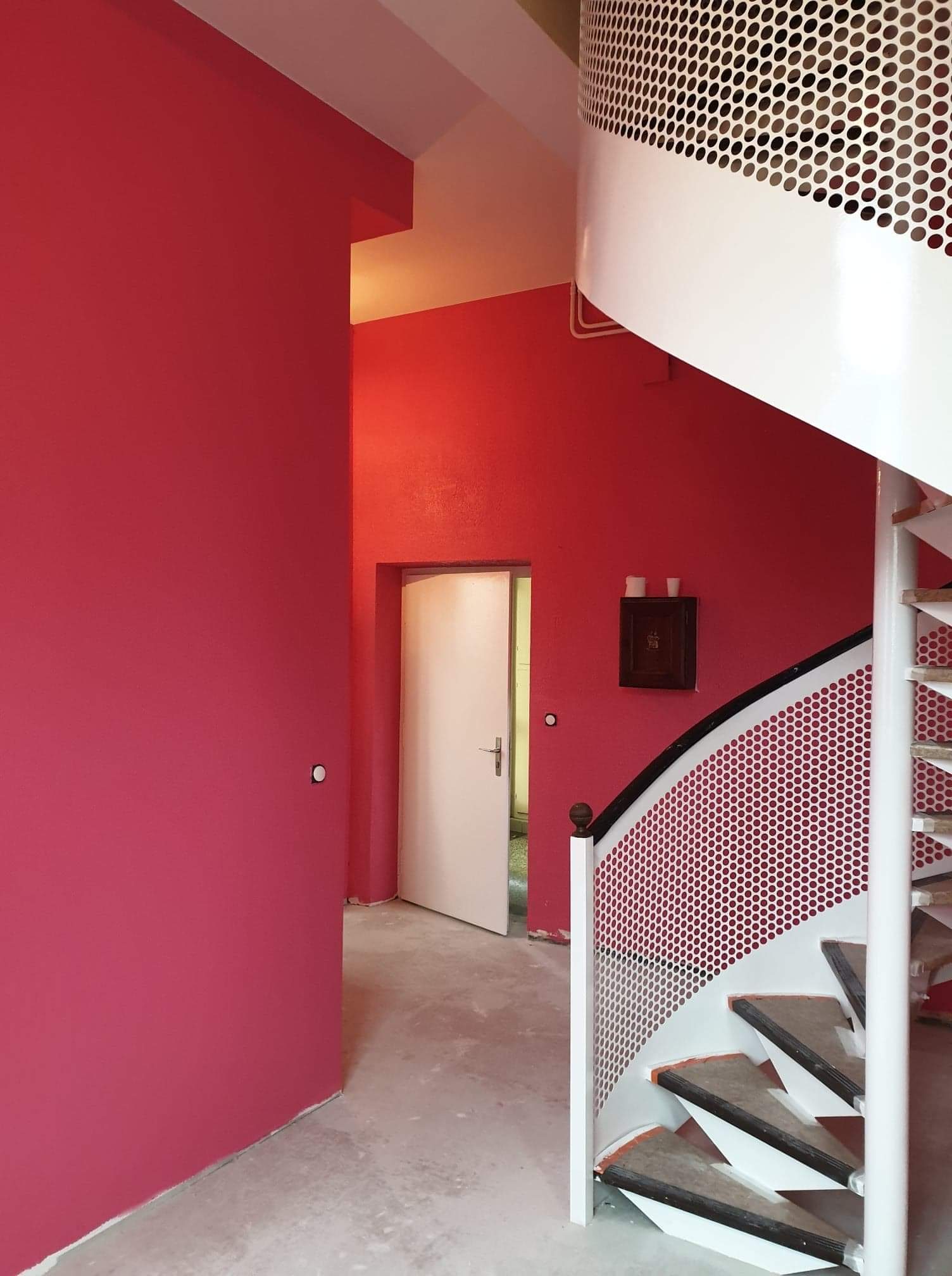 Entrée aux murs rouge framboise
