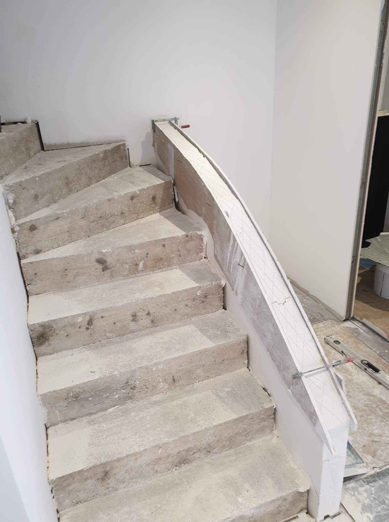 Escalier béton mis à nu, limon en préparation