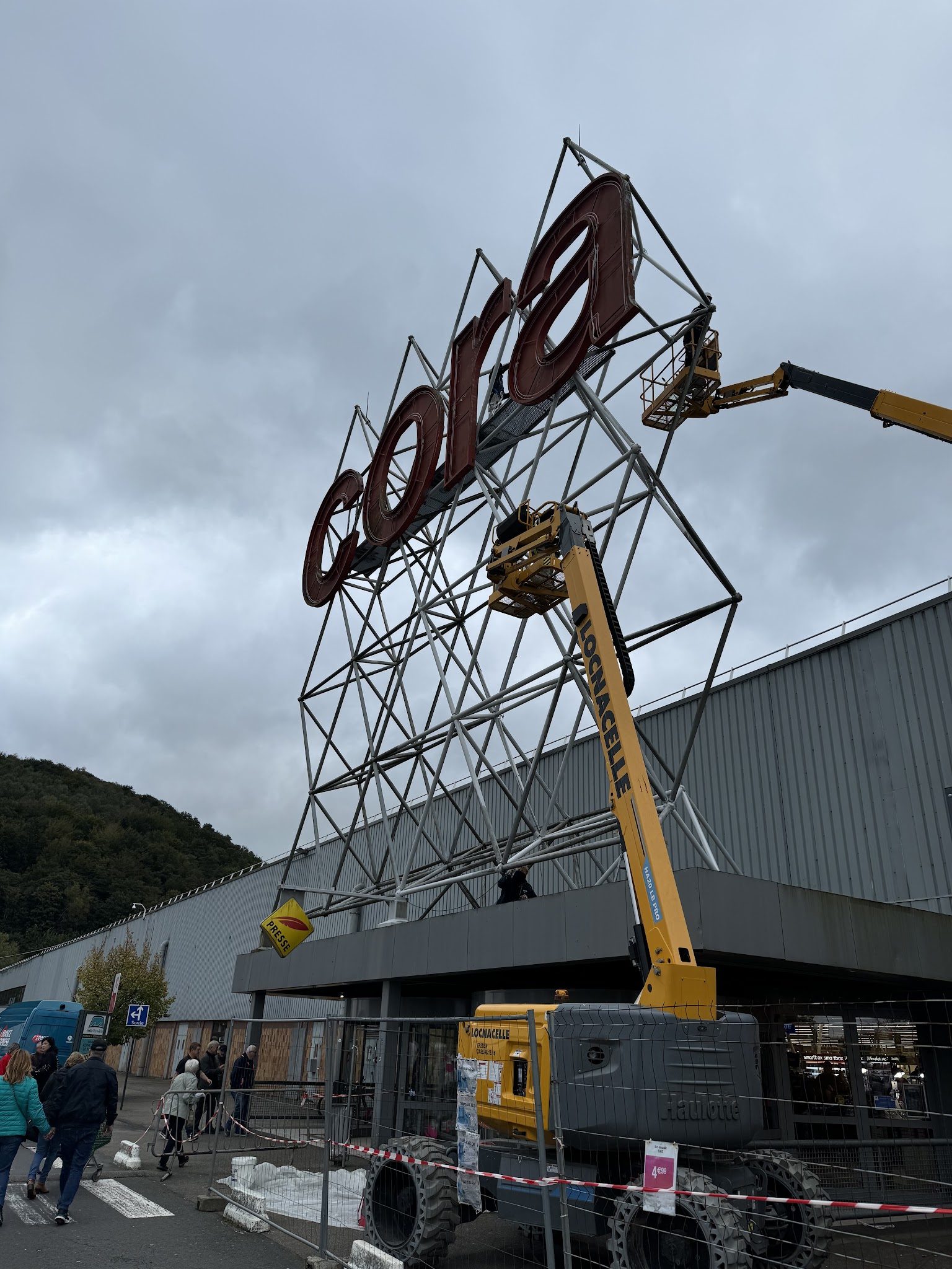 Travail en nacelle sur une grande enseigne de magasin