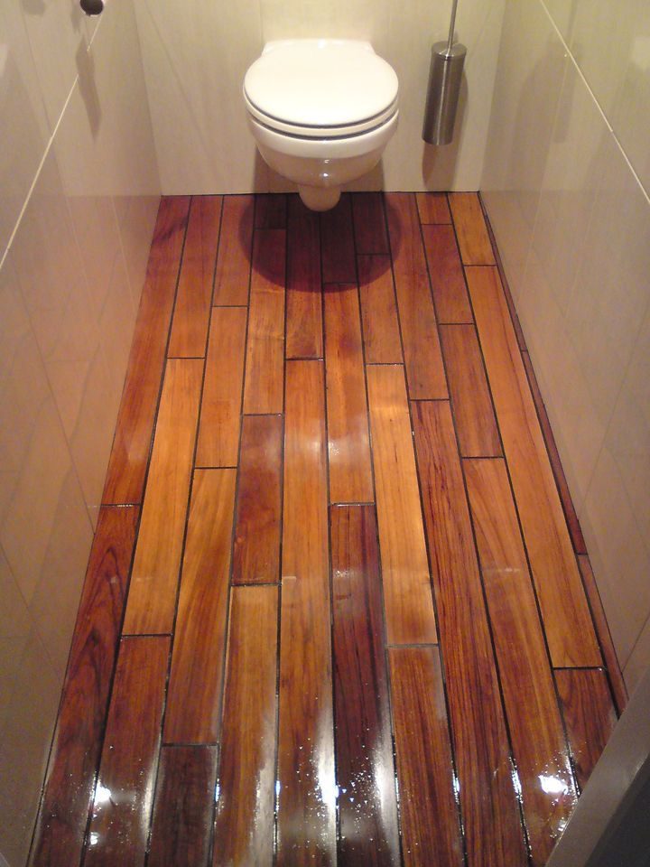 Sol en lames de bois vernies dans des toilettes